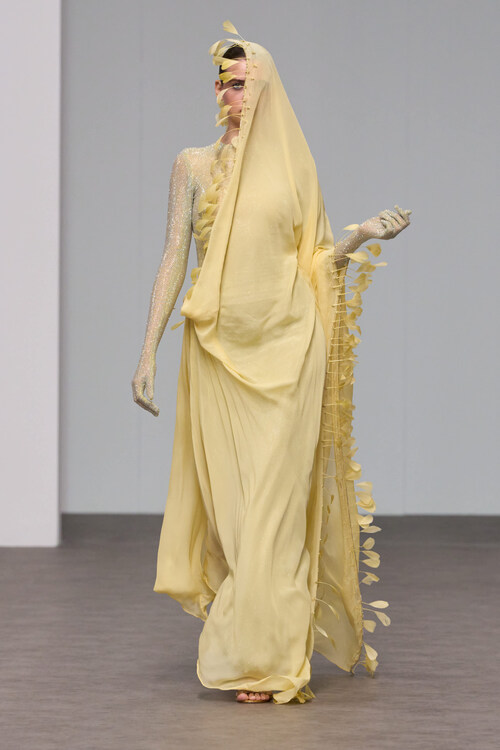 mellow yellow sari by itrh at dubai fashion week